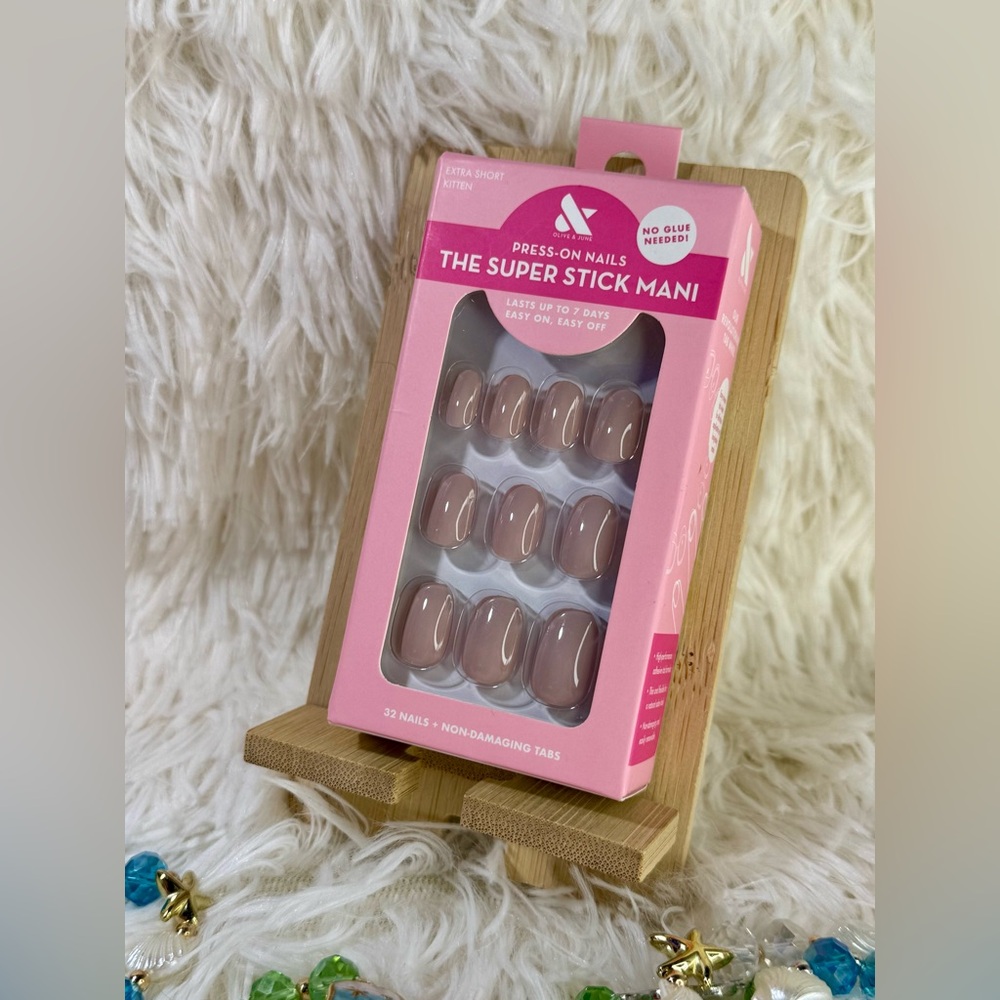 Olive and June Press On Nails, The Super Stick Mani, Extra Short in Kitten